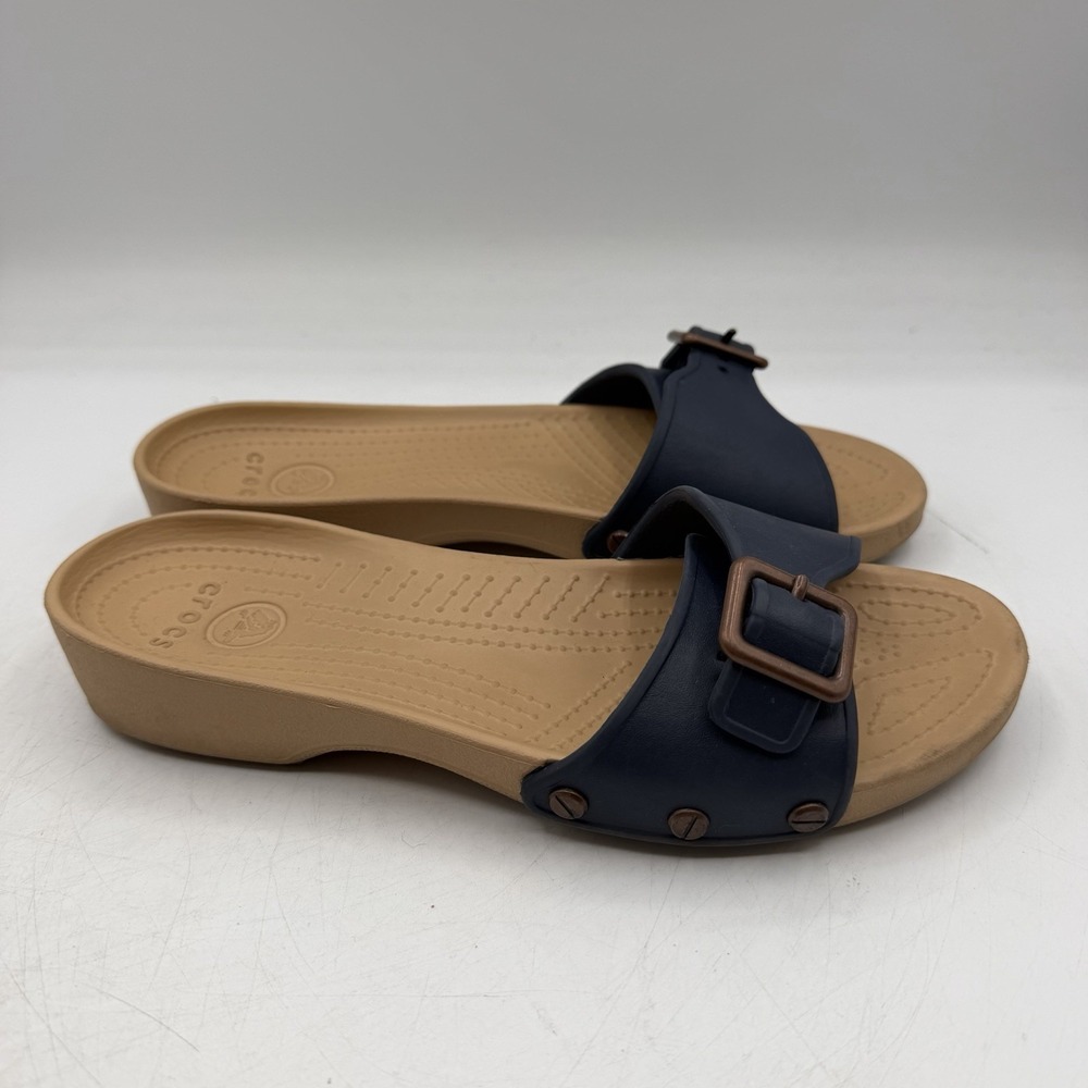 Crocs‎ Sarah Sandals Womens Sz 6 Beige/Navy Blue Slip On Slides Buckle 203054 - Picture 2 of 11